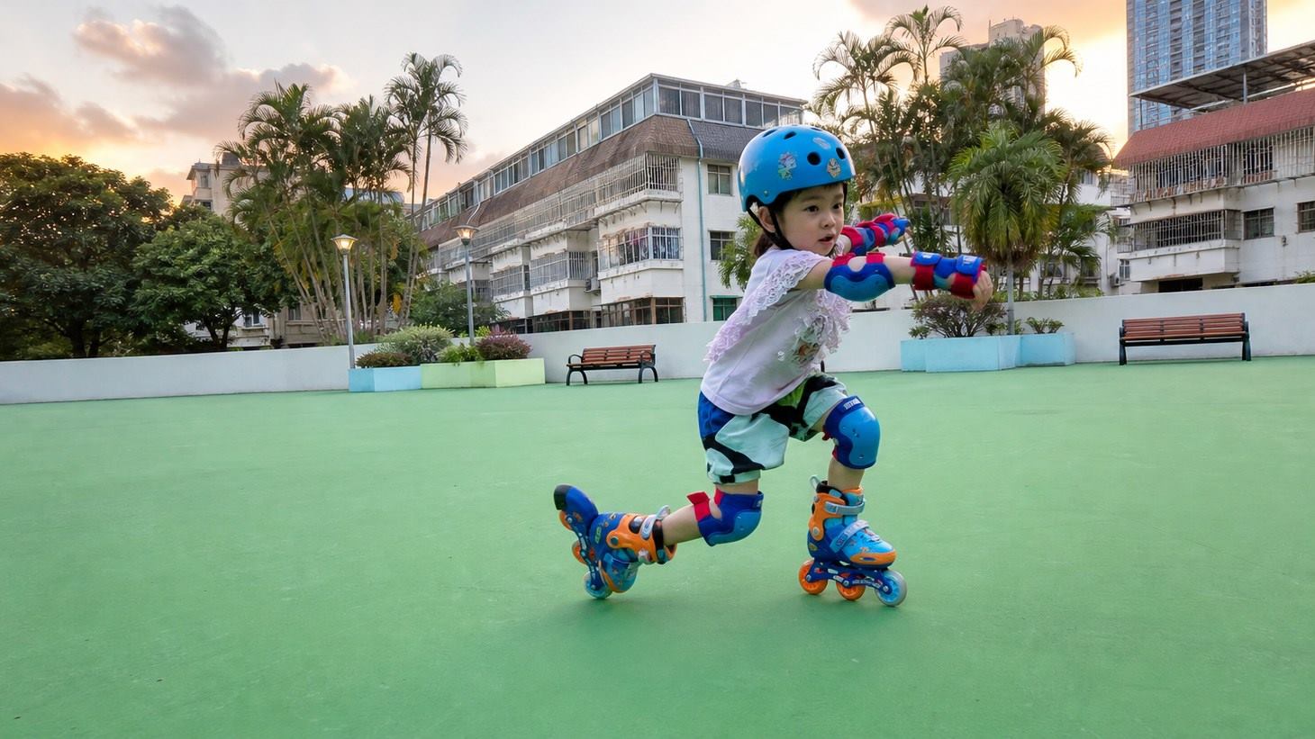 兒童和青少年在戶外場地練習兒童滾軸溜冰班動作