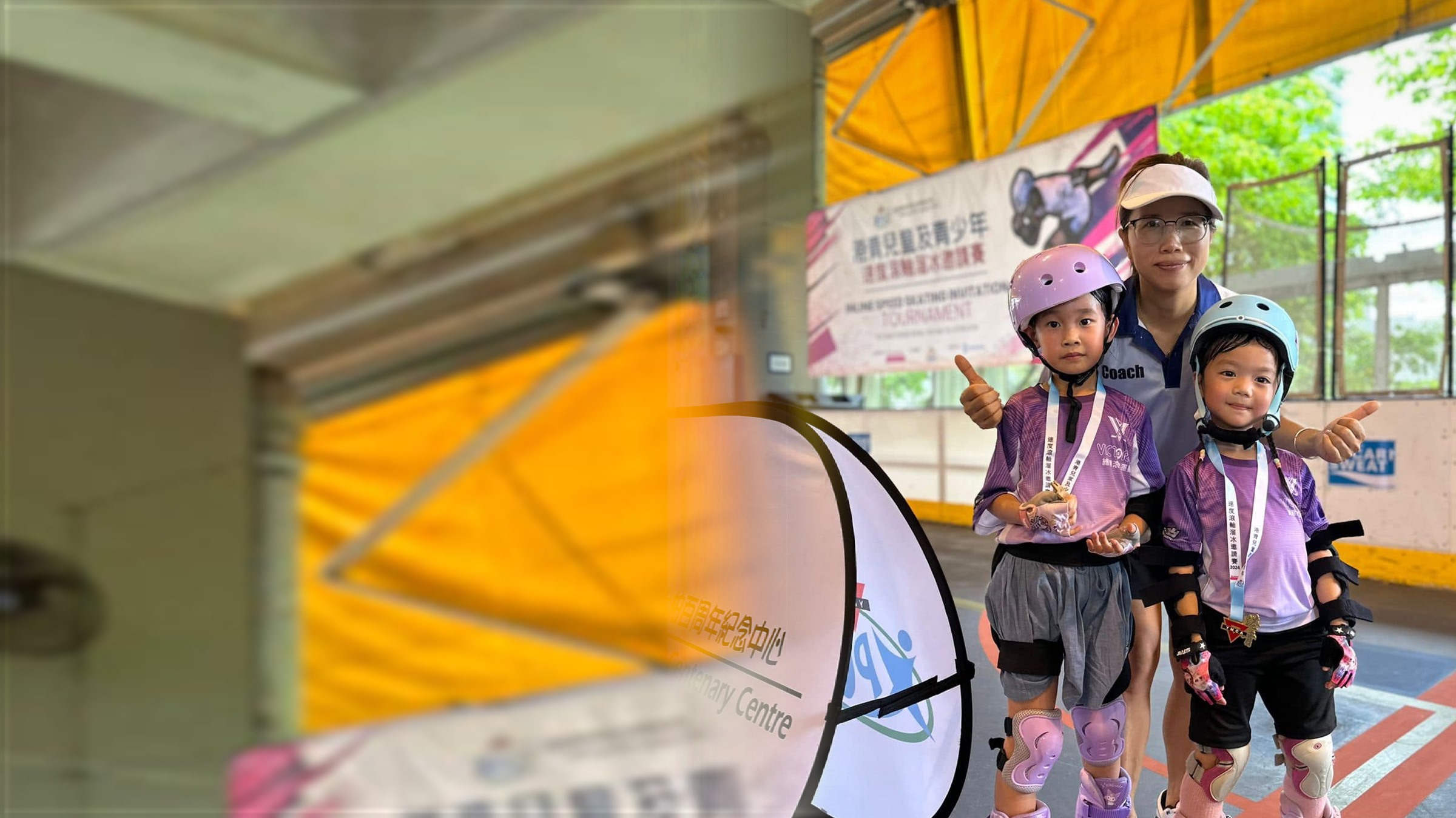 教練與兩位兒童滾軸溜冰學員合照