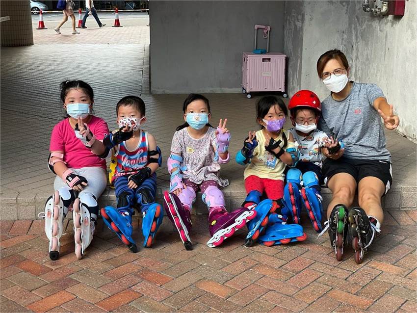 教練帶領小組進行滾軸私人課堂