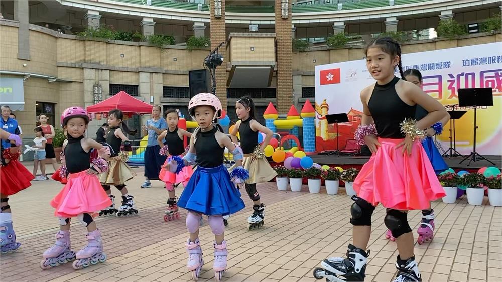 多位兒童和青少年在場地參與滾軸活動