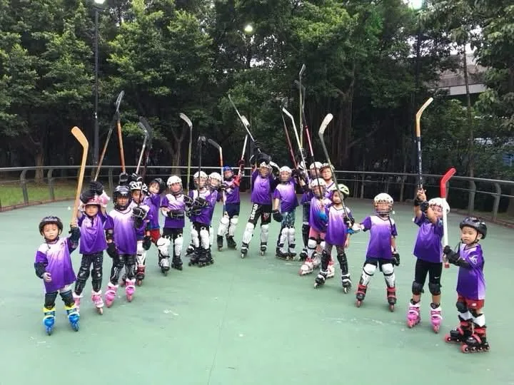 Victoria Roller Sport 兒童滾軸曲棍球團隊舉起球桿合照